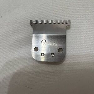 Andis Metallic Clipper, blade needs 2 screws to reattach.